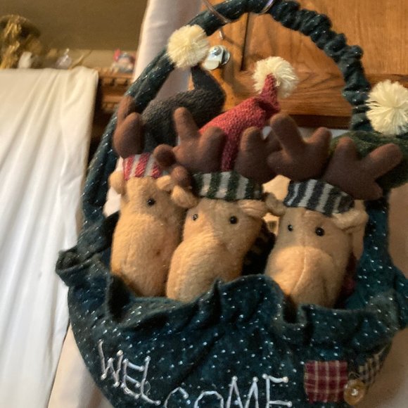 WREATH OR BASKET CAN USE AS EITHER CHRISTMAS READY - Picture 2 of 8